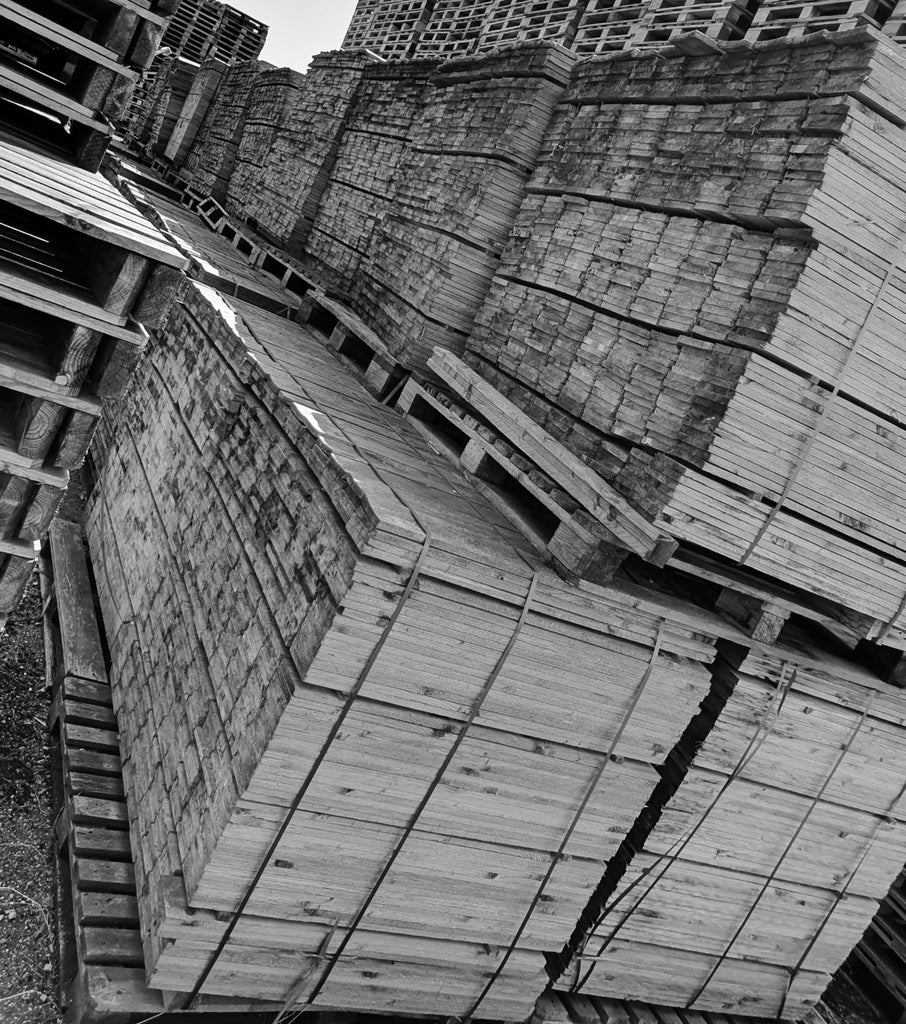 Proefpakket van naaldhouten planken, oorspronkelijk uit een verlaten fabriekshal en gebruikt voor houten kisten.