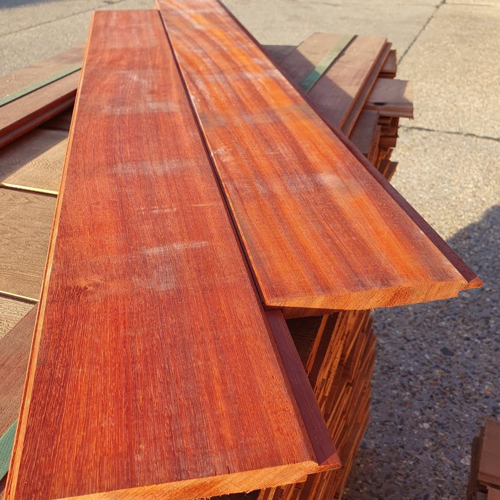 Padouk gevelplanken Type 1 met tand en groef, ideaal voor duurzame wandbekleding.