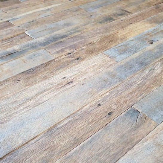 Goedkoop hout: Recuperatie bodemplanken doordrongen met vruchtensap.