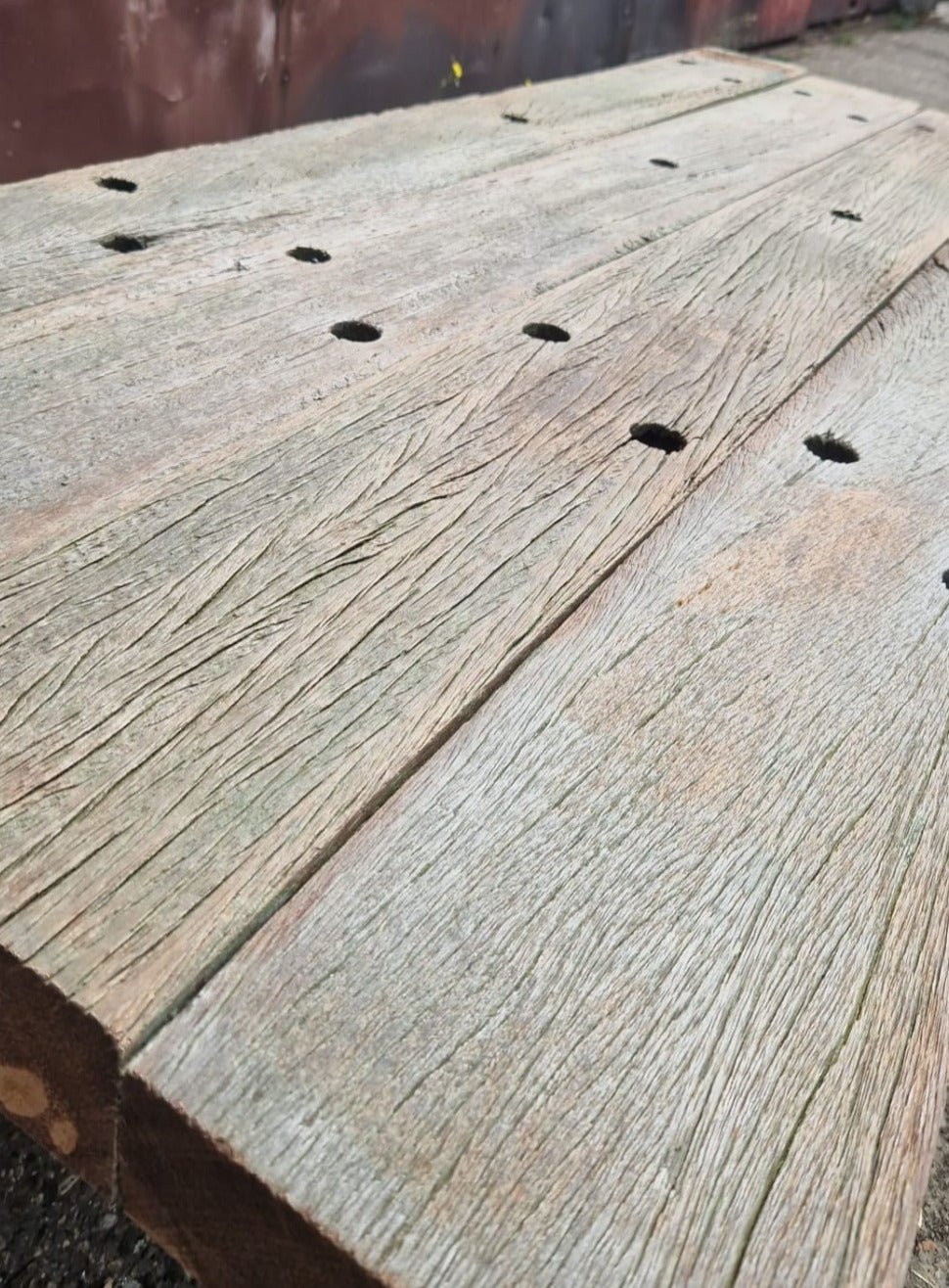 Type 2 Iroko planken, 80 x 13 x 1.4 cm, gerecycled en betaalbaar hout, ideaal voor gevel- of wandbekleding.