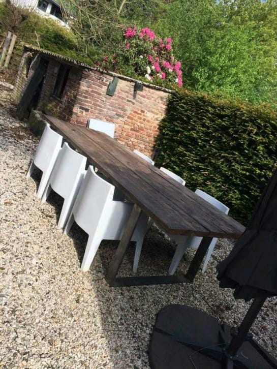 Goedkoop hout in actie: Azobe recuperatie balken gebruikt voor zware graafmachines en vrachtwagens.