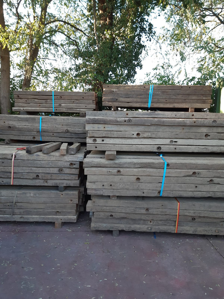 Gerecycleerd hout voor een tuinhuis: Azobe balken met een rijke geschiedenis en duurzaamheid.