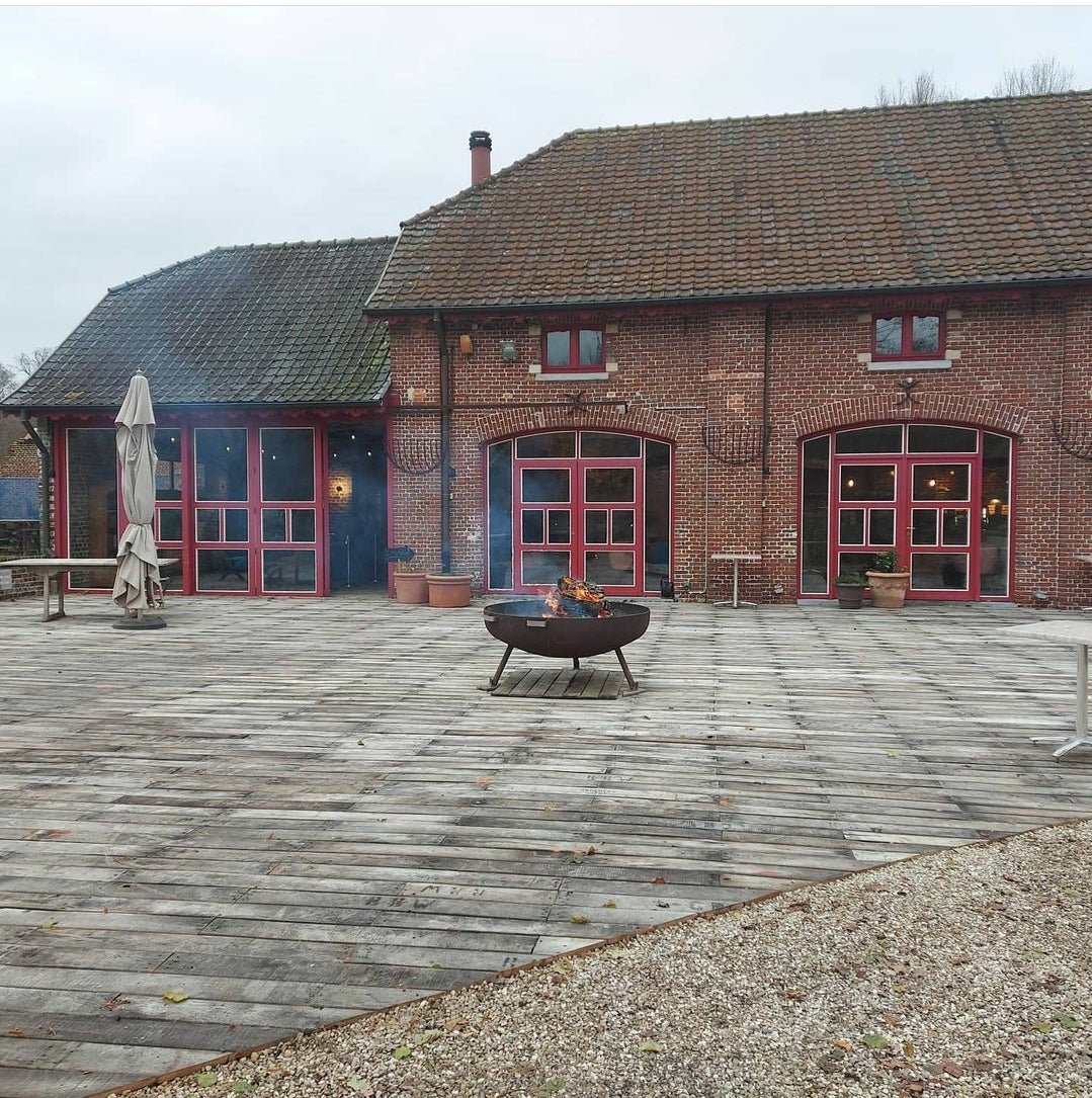 De charme van oud, gerecycleerd hout. Planken uit Limburgse fruitkisten: perfect voor circulair bouwen en stijlvolle projecten.