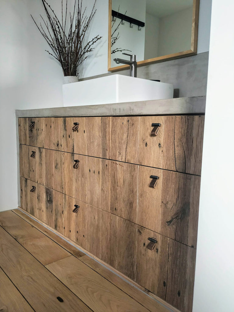 Goedkoop hout met geschiedenis: Ontdek de unieke structuur van recuperatie bodemplanken, doordrenkt met vruchtensap uit Limburgse fruitkisten.