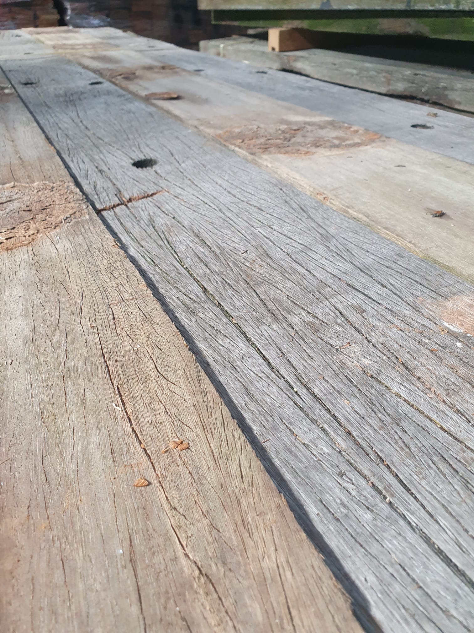 Type 3 Iroko planken, ecologisch gerecycled hout, geschikt voor zowel horizontale als verticale plaatsing.