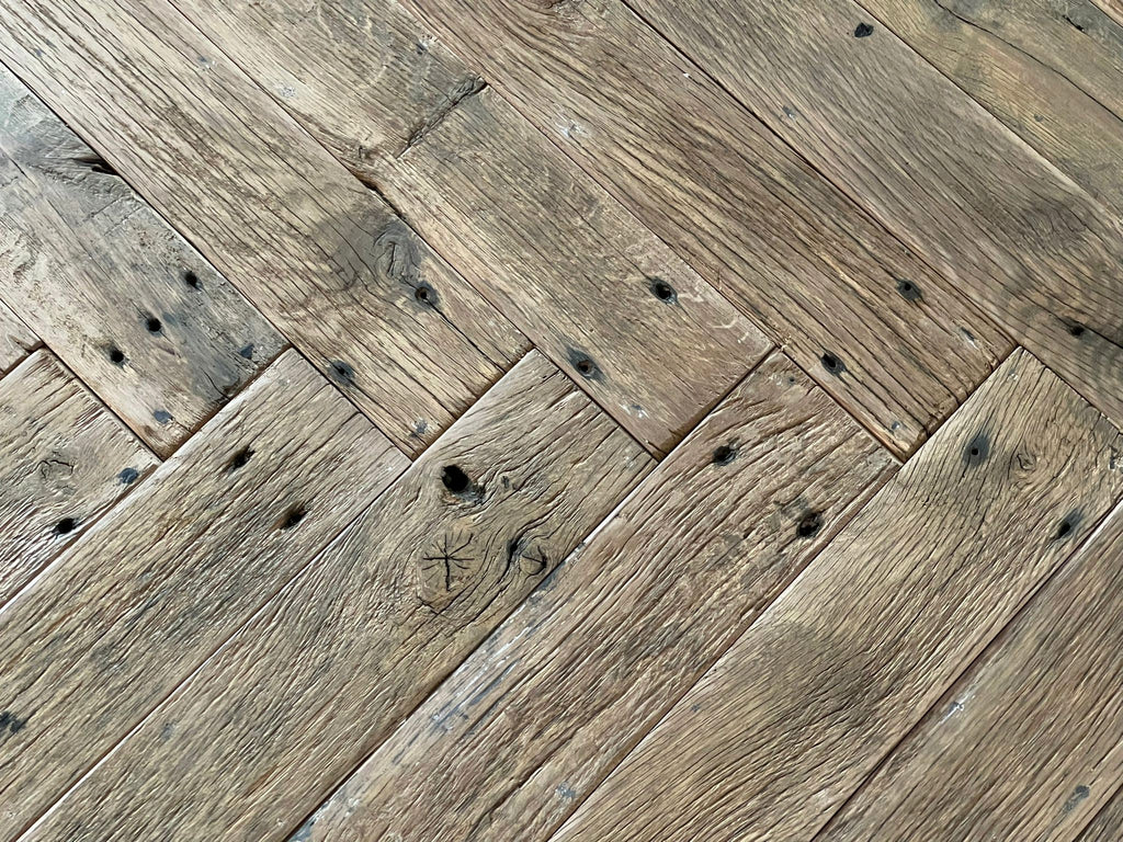 Goedkoop hout met een unieke touch: Recuperatie bodemplanken doordrongen met vruchtensap.