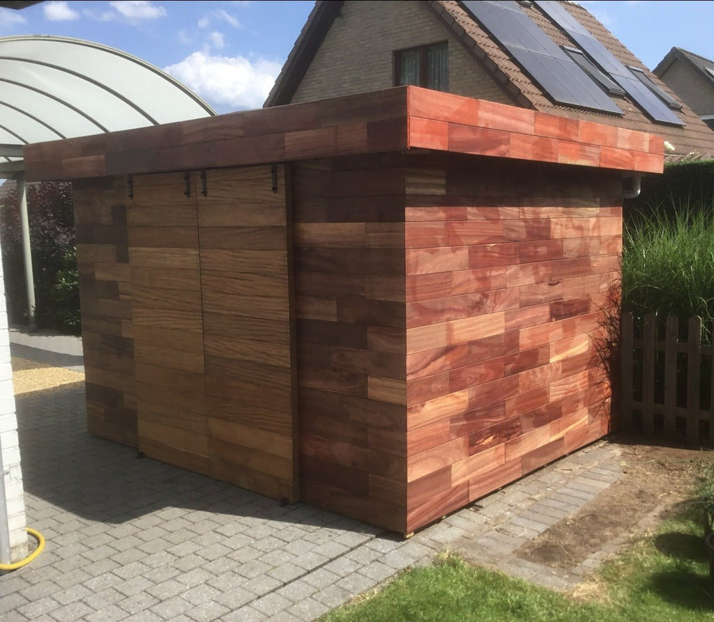 Gerecycleerd hout op zijn best: Padouk planken, een voorbeeld van hoe "recuphout" ongewenste houtsoorten transformeert naar pure perfectie.